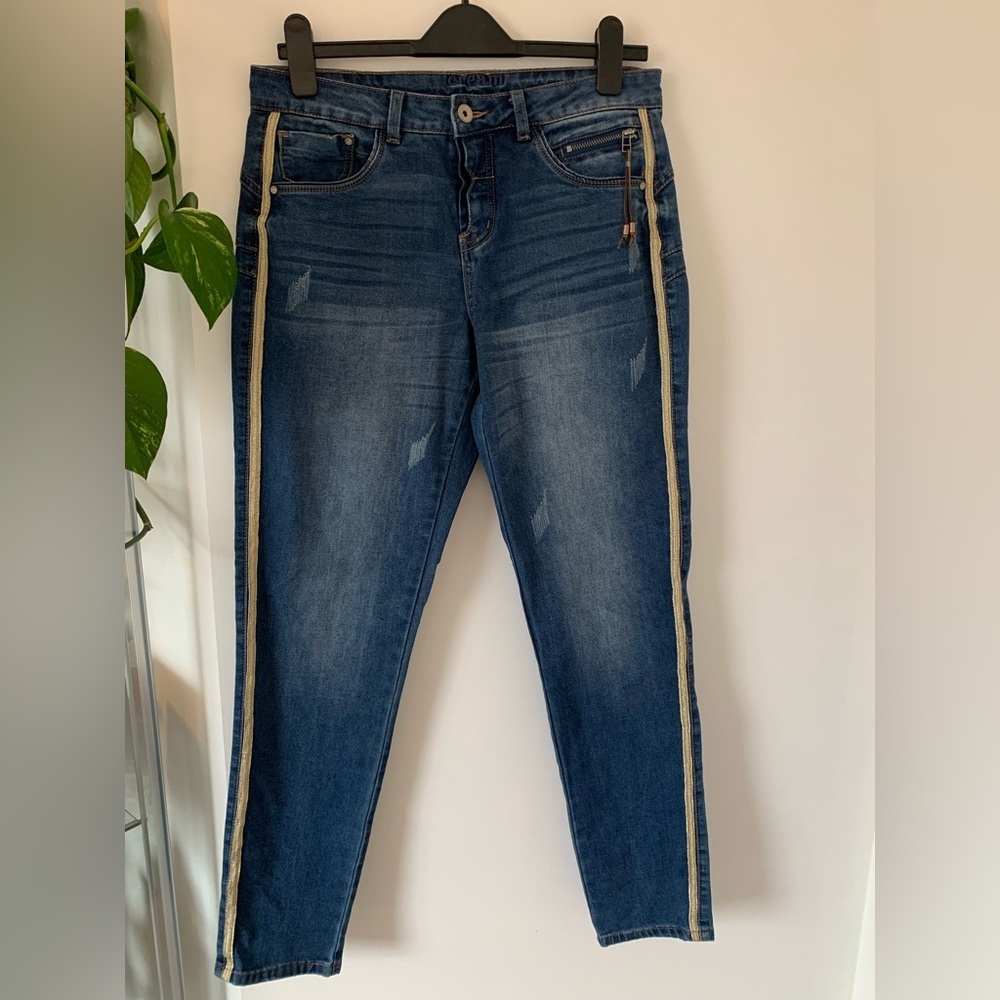 (42)Cream Blue Denim Jeans with Gold Accents - Picture 2 of 5